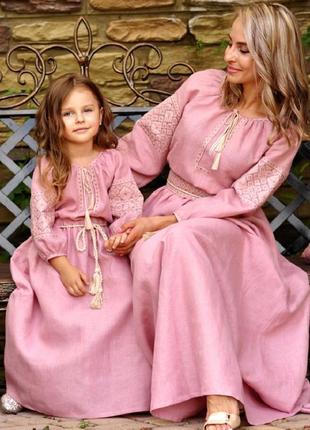 Сказочно красивый комплект платьев для мамы и дочки с идентичной вышивкой3 фото