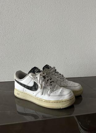 Кроссовки nike airforce 1 подошва по дизайну такого цвета!!!