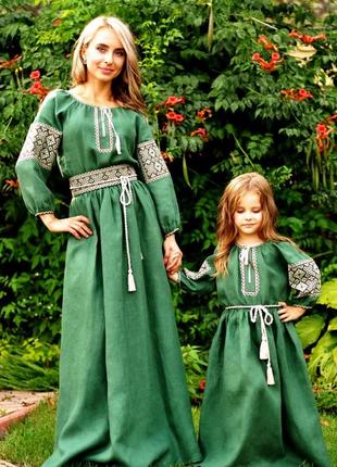 Вышитый комплект платьев для мамы и дочки изумрудного цвета с идентичной вышивкой