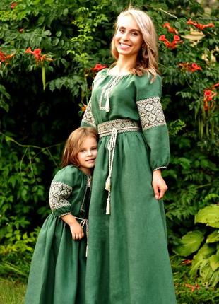 Семейный комплект одежды из натурального льна с вышивкой в едином стиле4 фото