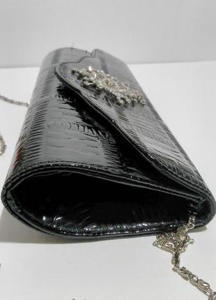 Лаковий красивий чорний вечірній клатч з прикрасою2 фото