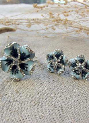 Комплект кільце і сережки гвоздики з ніжними блакитними квітами емаль. колір блакитний срібло