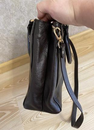 Классная качественная винтажная кожаная сумка в руке на плечо7 фото