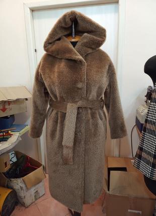 Стильное пальто с капюшоном