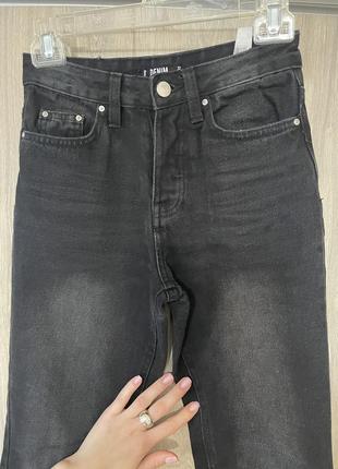 Прямые джинсы с разрезами внутри3 фото