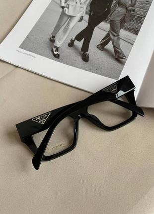 Окуляри в стилі prada