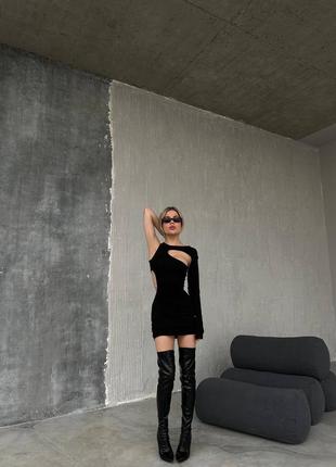 Платье мини черная однотонная на длинный рукав на одно плечо с вырезами качественное стильное трендовое5 фото