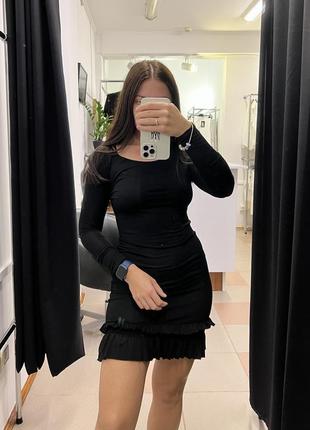 Чорна віскозна базова приталена сукня boohoo1 фото