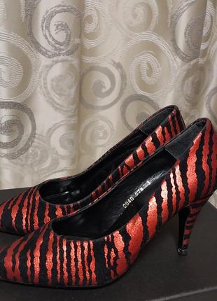 Іспанські фірмові нарядні туфлі chelsea  cobbler