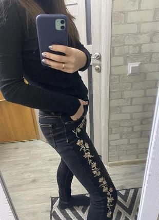 Джинсы с вышивкой