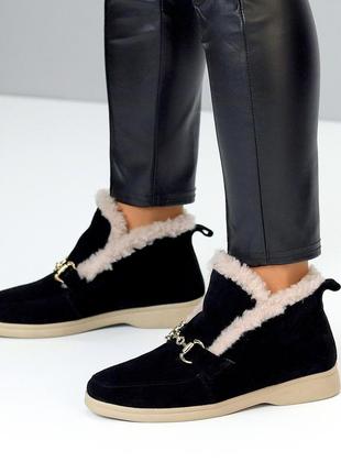 Стильні натуральні замшеві лофери чорного кольору, утеплені жіночі лофери з хутром