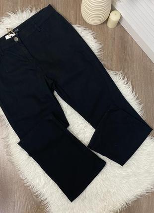 Чорні джинси кльош