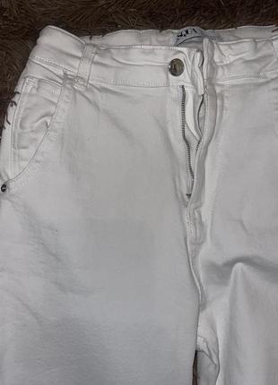 Белые брюки мом3 фото
