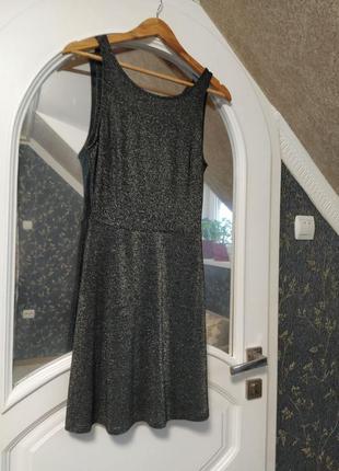 Гарненька блискуча сукня з вирізом на спині та приємною ціною)2 фото