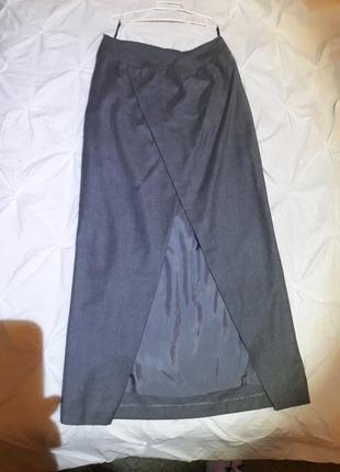 Шикарная деловая длинная юбка с провокационным разрезом сзади под кружевные чулки