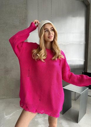 Вязаный женский малиновый свитер свободного кроя украшенный декоративными разрывами размер универсальный