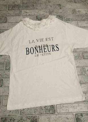 Классная, фирменная футболка в принт и рюши