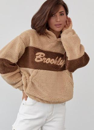 Женское худи из экомеха с надписью brooklyn - светло-коричневый цвет, l5 фото