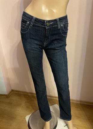 Фирменные прямые узкие джинсы от бренда guess/28/