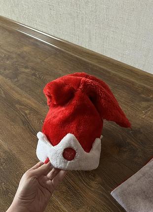 Новогодняя меховая шапка музыкальная красная с белым