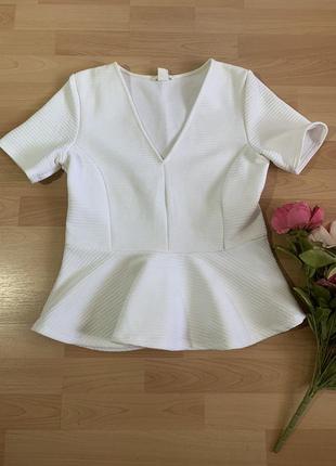 Красивая блузка h&m из фактурной ткани с баской