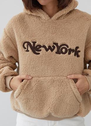 Женское худи с экомеха и надписью new york - светло-коричневый цвет, m4 фото
