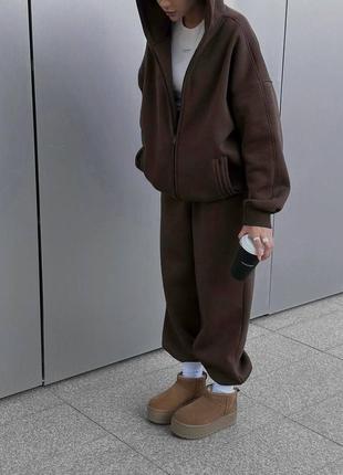 Костюм спортивний жіночий теплий на флісі оверсайз худі з капішоном на блискавці з кишенями штани джогери на високій посадці коричневий графітовий