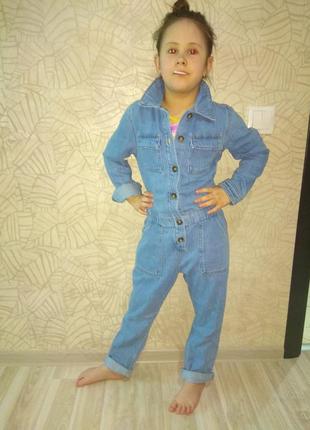 Стильный джинсовый комбинезон