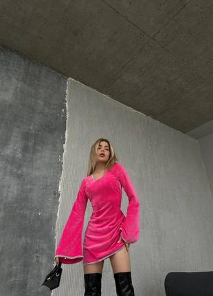 Платье короткое велюровое однотонное на длинный рукав с вырезом в зоне декольте качественная, стильная розовая черная4 фото