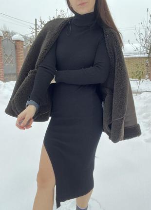 Длинное облегающее черное платье в рубчик2 фото