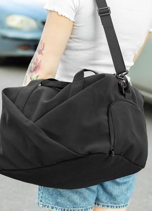 Жіноча дорожня спортивна сумка з відділення під взуття vast на 34 л чорна з матеріалу soft shell1 фото