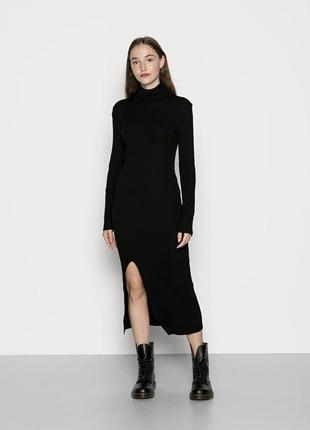 Длинное облегающее черное платье в рубчик10 фото