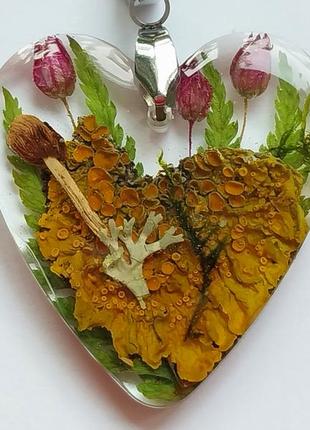 Кулон серце, кулон зі справжніми лісовими рослинами в епоксидній смолі2 фото