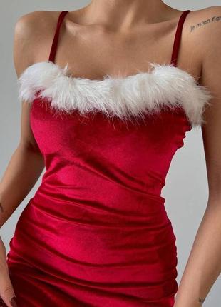 Новогоднее мини платье с разрезом по ножке красная бархатистая с белым искусственным мехом короткая на тонких бретелях облегающая платье бархат5 фото