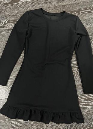 Короткое черное платье / платье мини с оборкой / платье с рукавами2 фото