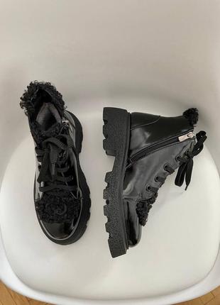 Чорні зимові черевички з лакованої шкіри з барашком2 фото