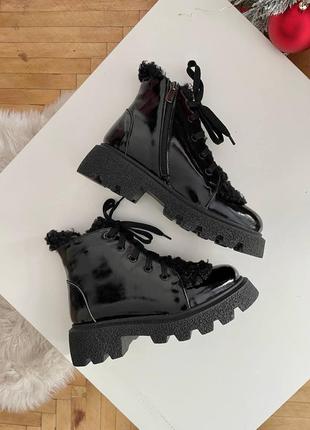 Чорні зимові черевички з лакованої шкіри з барашком3 фото