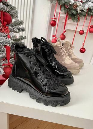 Чорні зимові черевички з лакованої шкіри з барашком1 фото