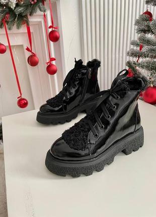 Чорні зимові черевички з лакованої шкіри з барашком4 фото