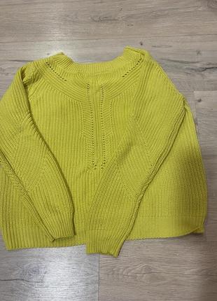 Желтый свитер с интересной спинкой