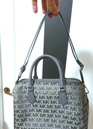 Жіноча сумка michael kors bedford large duffle signature сіра10 фото