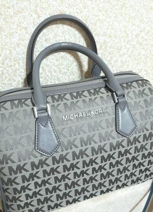 Женская сумка michael kors bedford large duffle signature серая2 фото