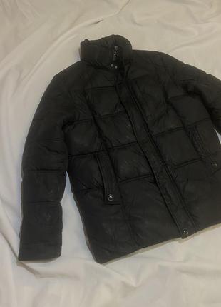 Очень теплая черная дутая зимняя куртка1 фото