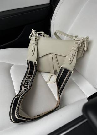 Сумка белая кожаная в стиле dior saddle