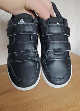 Кожаные кроссовки adidas (оригинал).
размер 31 (стелька 19.5 см).4 фото