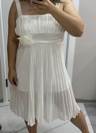Сукня біла з бантом пліссе