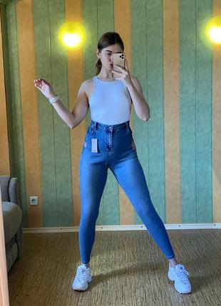 Джинси з високою посадкою c вишивкою tu