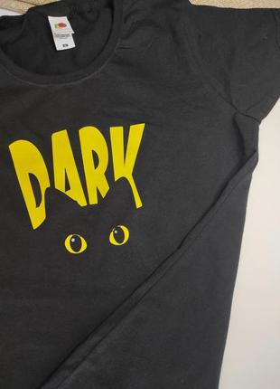 Черная футболка с принтом: dark (черный кот)2 фото