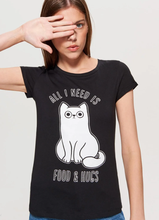 Чорна бавовняна футболка з милим котиком
