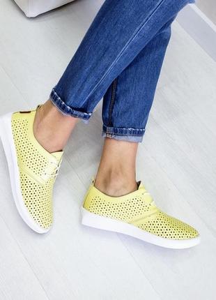 Жёлтые мокасины в дырочку
